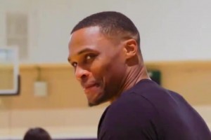 感受到了遗憾😞 训练营小学员问威少：“你真的是NBA球员吗？