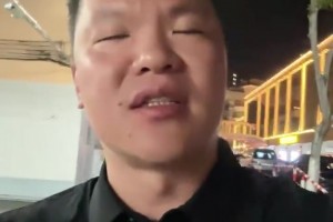 现在是荣誉顾问下班了😂朱芳雨探店引起一大批女粉丝围观~
