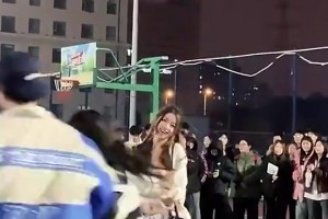 如果球场是被这样的小姐姐占据，应该没人会反对吧？🙈