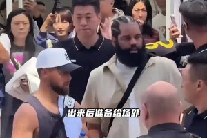 这是真壮啊！💪多尔特在健身房进行核心力量训练