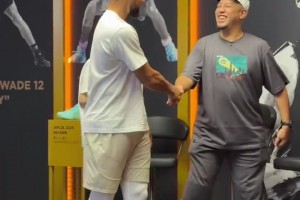 库蜜们得多羡慕！库里主动与勇士女主持小七自拍合影🥰