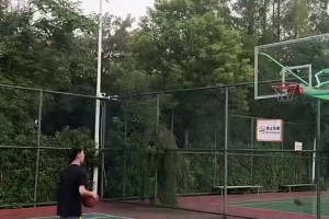 好家伙！这投篮弧度，文班骑着戈贝尔也盖不到啊😂