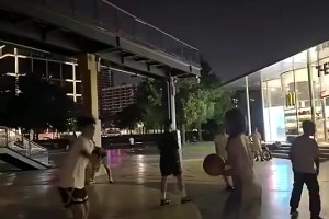 韦德此前：雷阿伦常坐地上站起来跑底角投篮，才有总决赛那记绝平三分